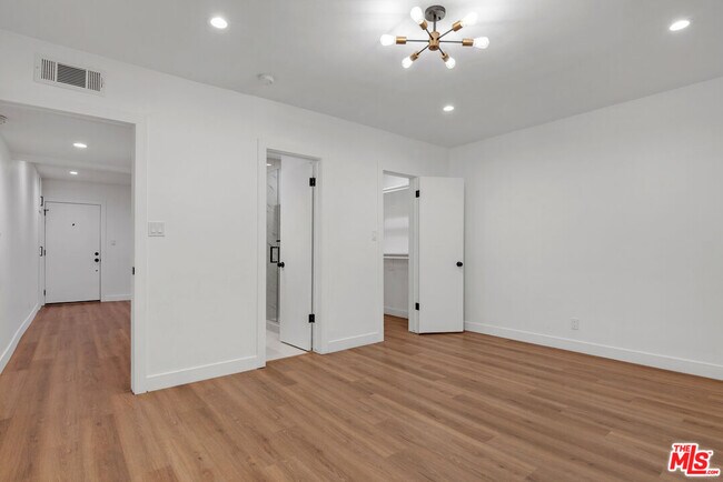 Building Photo - 950 Havenhurst Dr