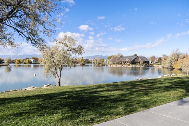 Building Photo - 60 Millpond Dr