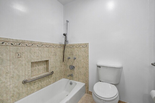 Upstairs Bath - 1214 S Alma St