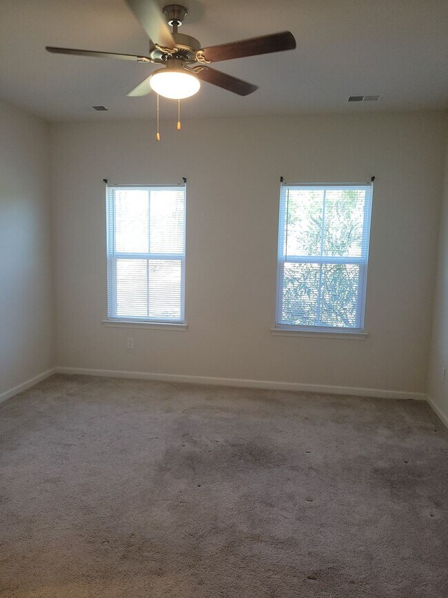 Building Photo - Lovely townhome in Stonehouse