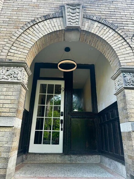 Building Photo - 9 Chilcott Pl