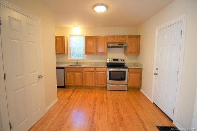 Building Photo - 153 Quaker Ln S