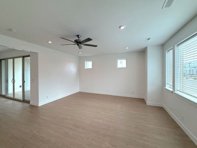 Building Photo - Desert Color Condo 3 bd, 2.5 bt, Extra Large 2 Car Garage Home