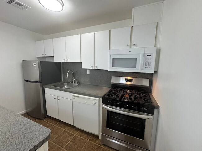 Building Photo - 225 Halladay St