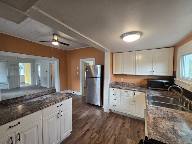 Building Photo - Charming 1920s Bungalow Steps from Downtown Mebane!