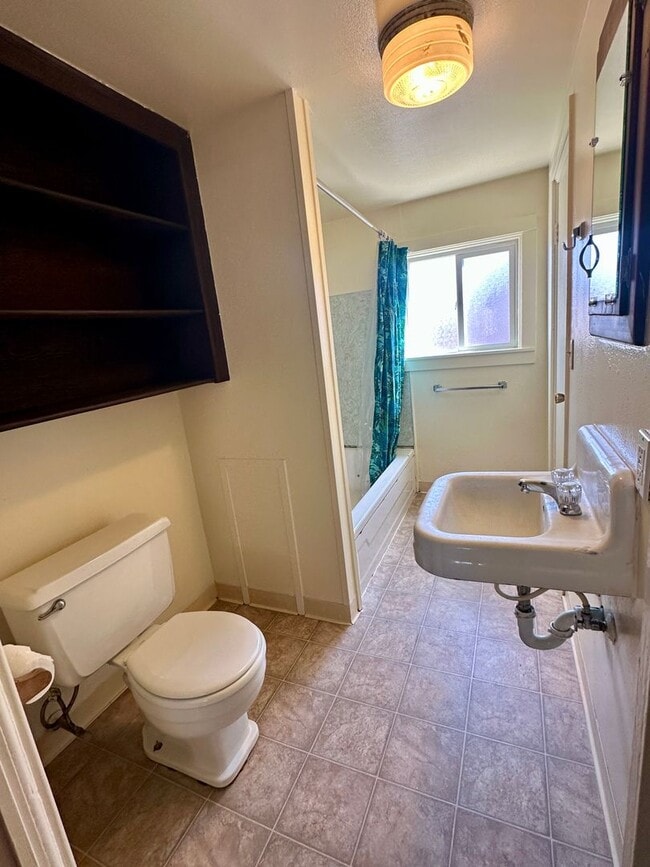 Building Photo - Charming 2-Bedroom Cottage on the Samoa Pe...