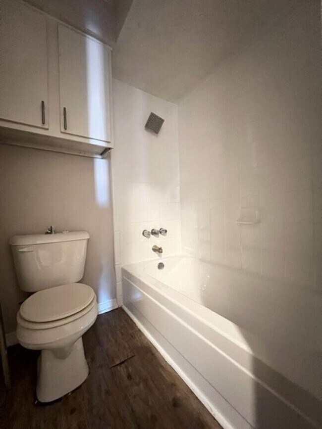 Building Photo - 8928-8928 Greenmound Ave