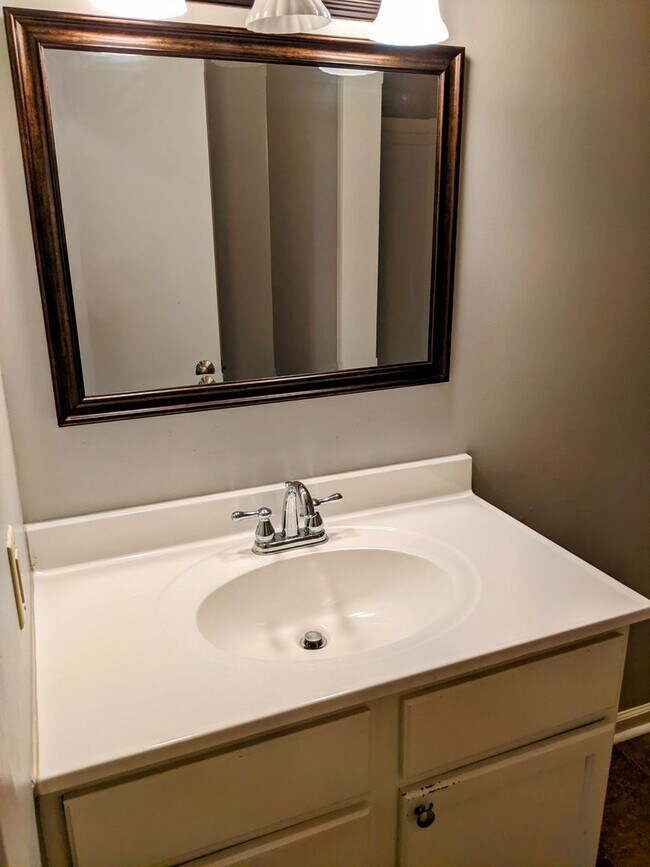 Building Photo - Charming Home Available Now!