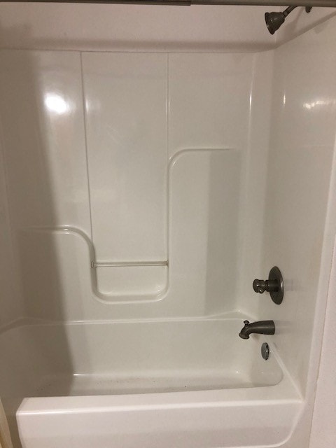 Bath tub - 804 W 2nd St