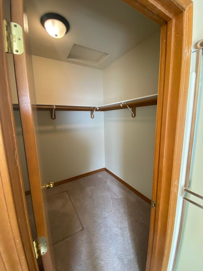 Building Photo - Luxury, One Level Living!