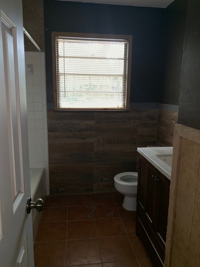 Building Photo - 3 Bed 1.5 Bath Pet Friendly Home