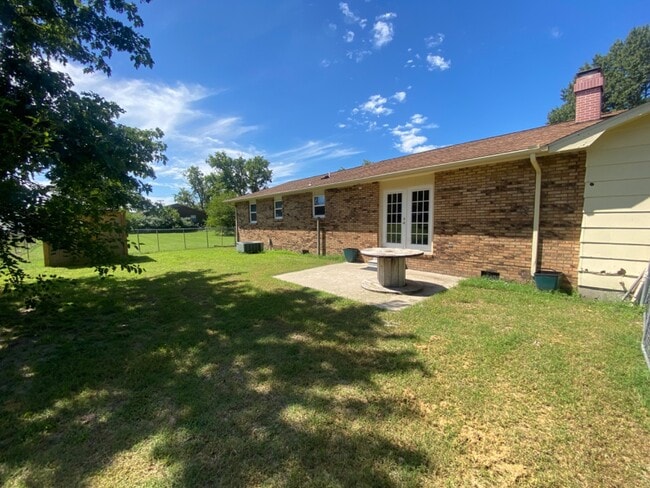 Building Photo - 1002 Glenn Dr