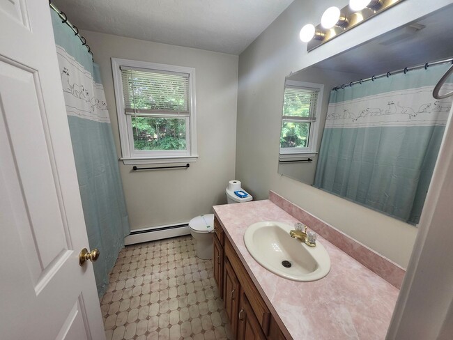Building Photo - 4 bedroom 2.5 bath Single Family in Shrews...