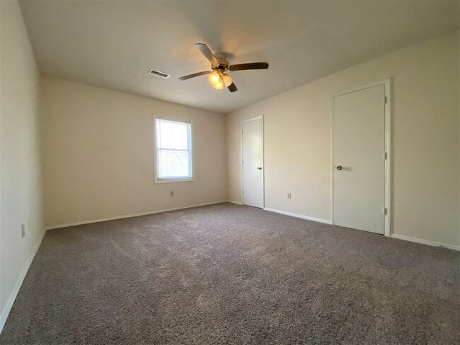 Building Photo - Townhouse style 4bed, 2bath duplex in Cul-...