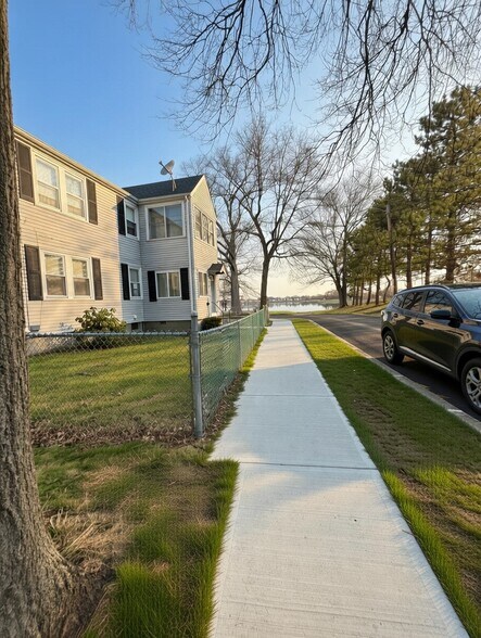 Building Photo - 48 Dee Rd