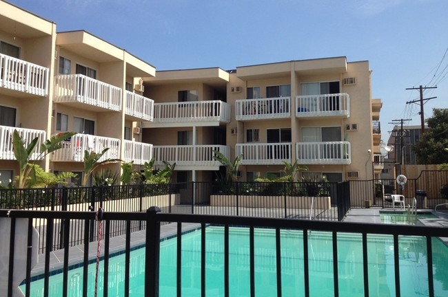 Pool - Reno Country Club Apartments