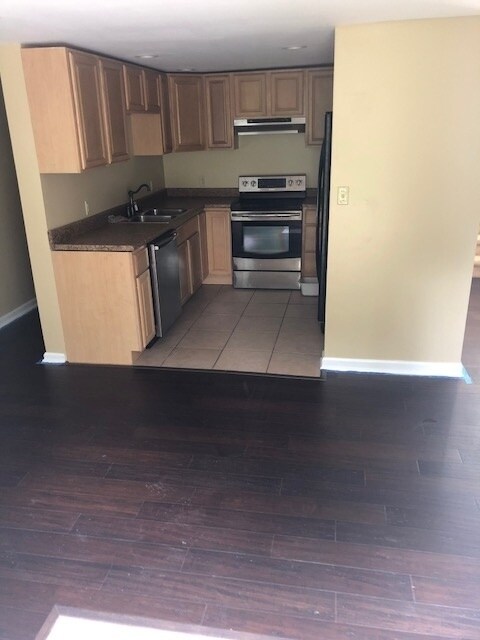 Building Photo - 922 12th St