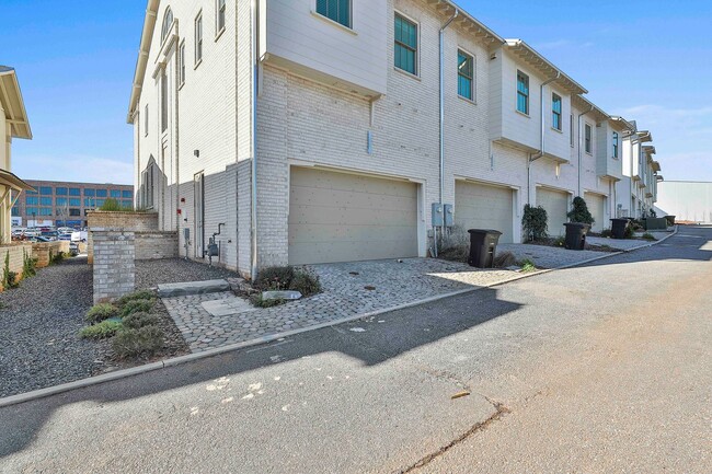 Building Photo - Fully Furnished Trilith Townhome with Larg...