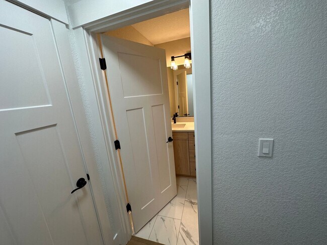 Building Photo - 616