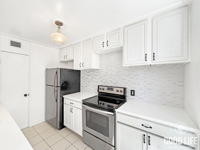 Building Photo - Charming 1BD/1BA Condo in College West W/ A/C, Balcony, Office/Bonus Room, Community Pool, Coin O...