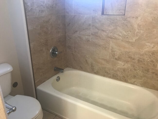 Building Photo - Great newer 2/3 close to everything