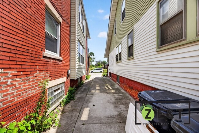 Building Photo - 643-645 Navahoe St