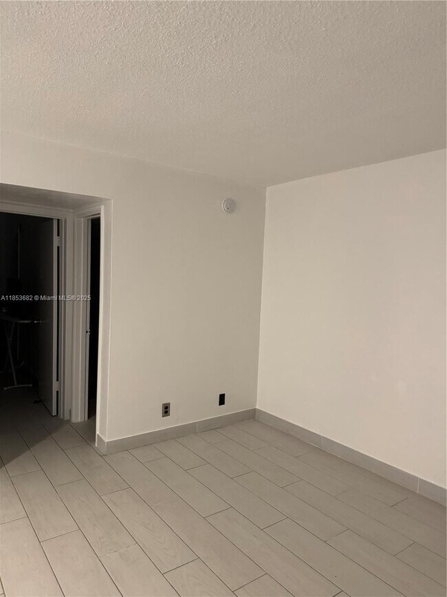 Building Photo - 501 Blue Heron Dr