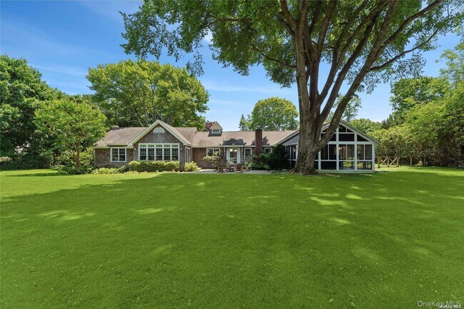 Building Photo - 695 Main St