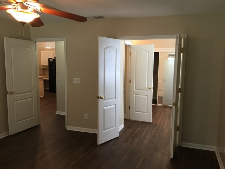 Building Photo - 8745 Edgebrook Ct