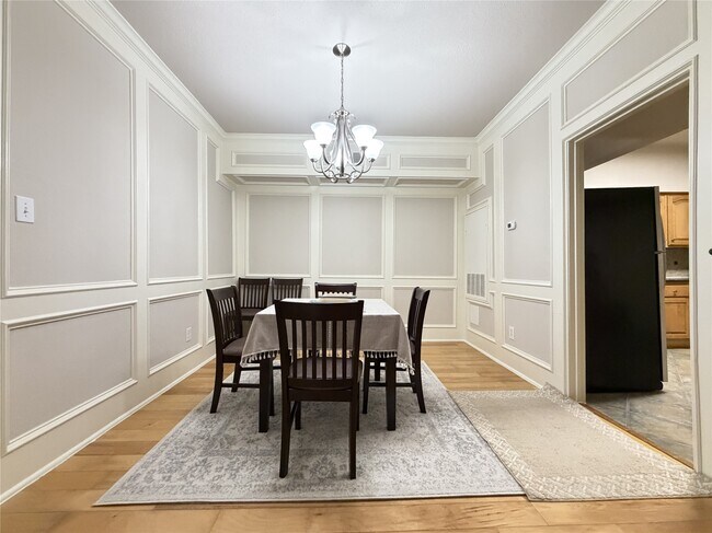 Building Photo - 2255 Braeswood Park Dr