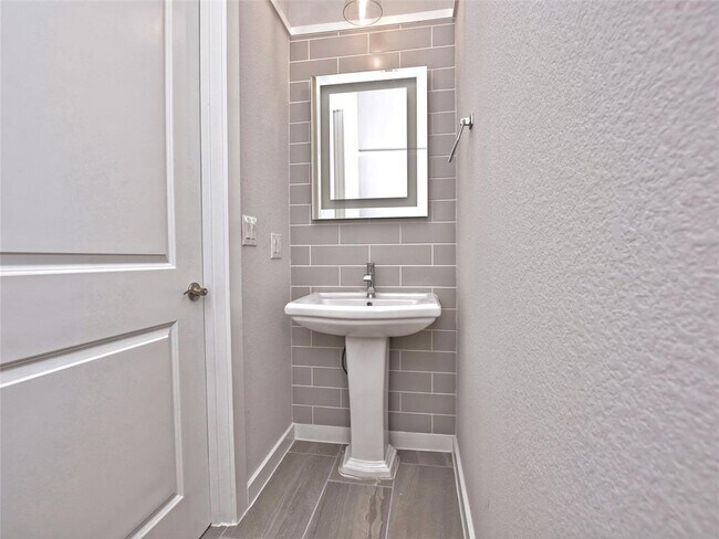 Building Photo - 12001 Vista Parke Dr