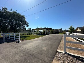 Building Photo - 4 Bedroom Home on Half Acre Lot