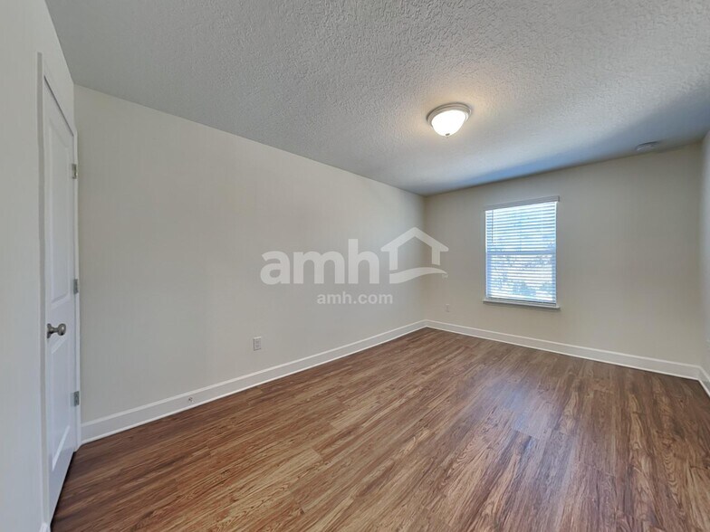 Building Photo - 905 Walden Pond Dr