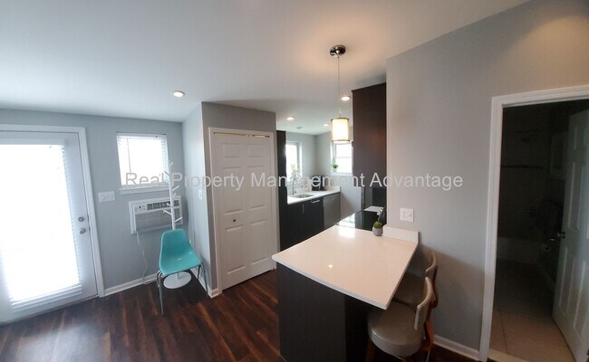 Building Photo - 340 E. Cambourne.