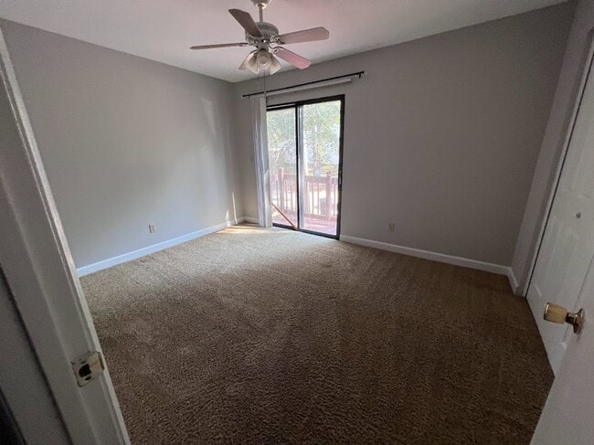 Building Photo - 2 Bedroom / 1 Full and 2 Half Bath -