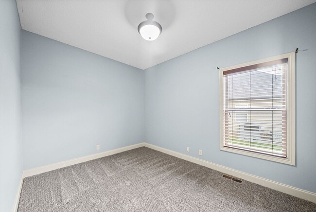 Building Photo - 3 Bedroom 2 Bath Pet Friendly Home For Rent!