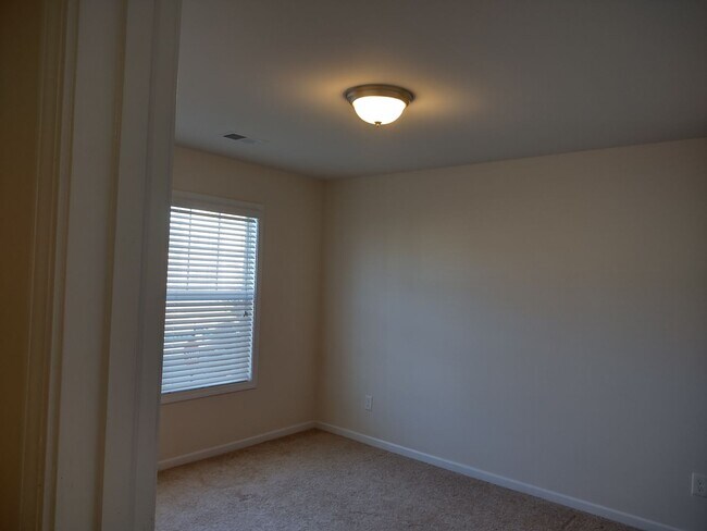 Building Photo - Fabulous Four Bedroom Home in Southeast Columbia!