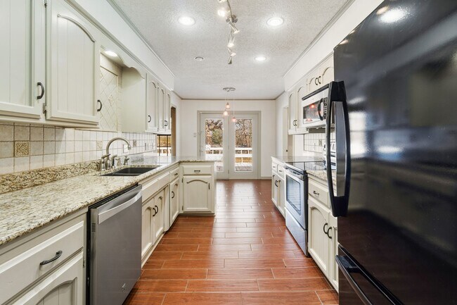 Building Photo - Beautiful 3 Bed / 2 Bath Home in Fort Smith (0.73 Acre Lot)