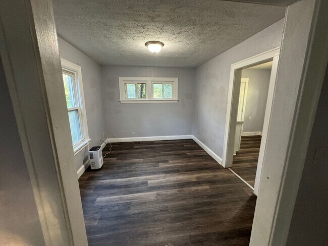 Building Photo - Charming 3-Bedroom Single Family Home Now ...
