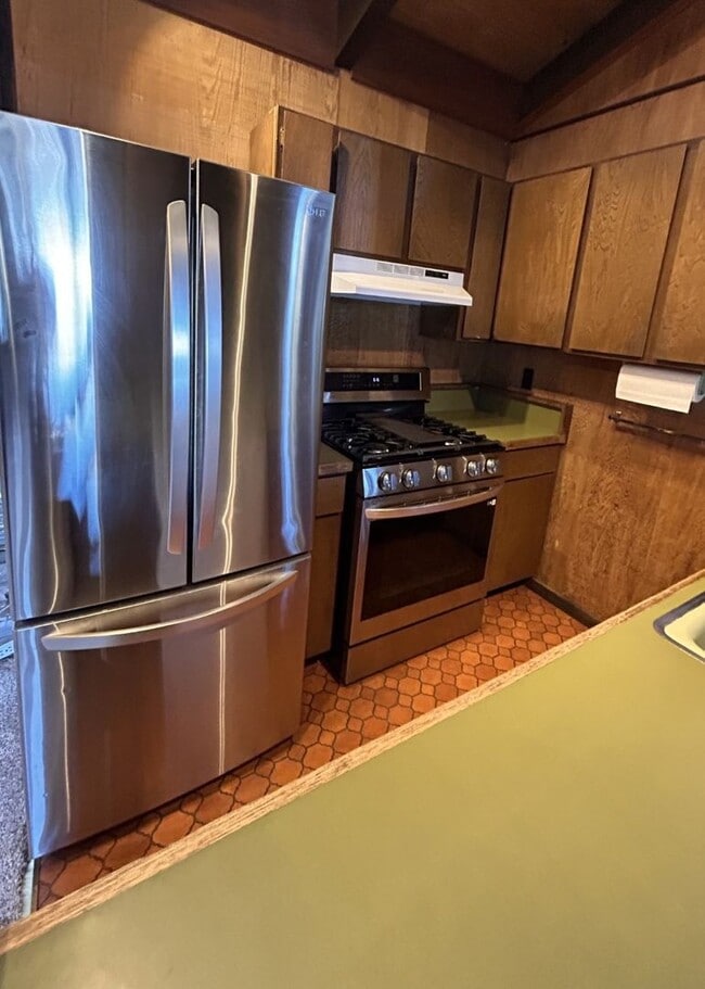 Building Photo - Vintage Vibe, Lake View, Corner Lot 3x2 with New Appliances
