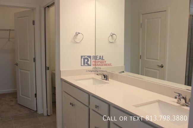 Building Photo - 11225 Sycamore Glen Loop