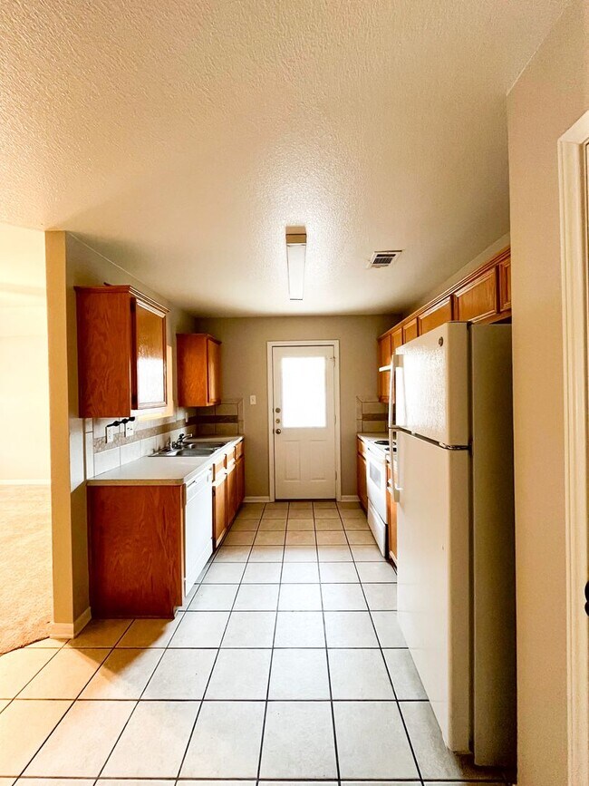 Building Photo - 1213 Cinch Dr