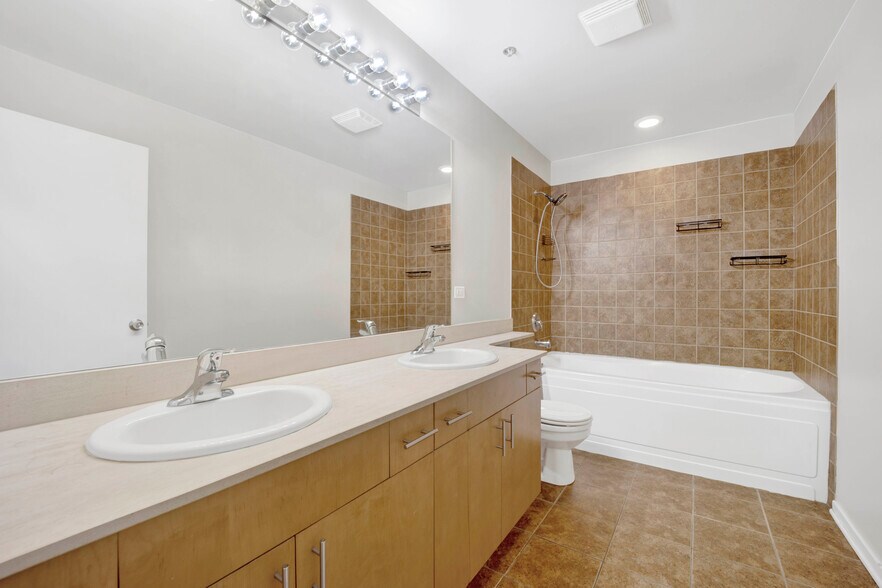 Building Photo - 1040 W Adams St