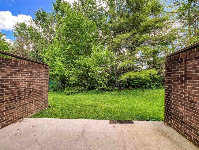 Building Photo - Conveniently Located 2-bedroom Townhome