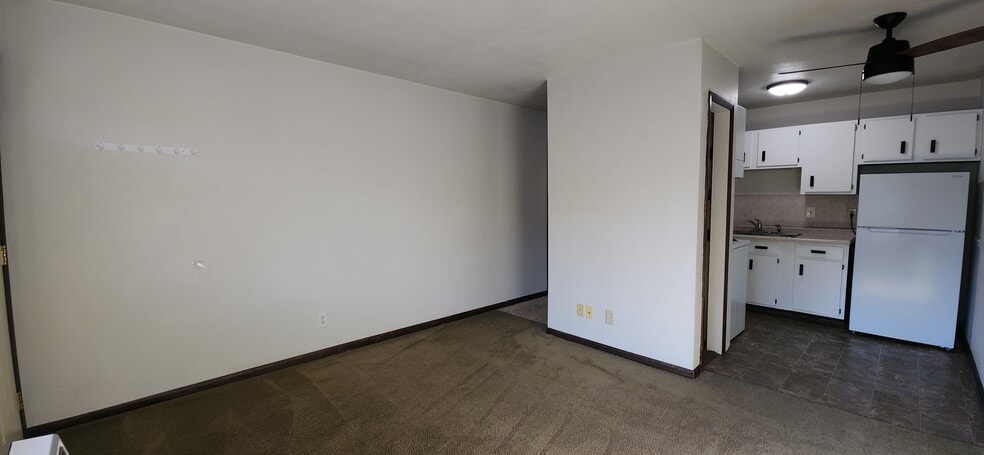 Building Photo - 625 9th St N