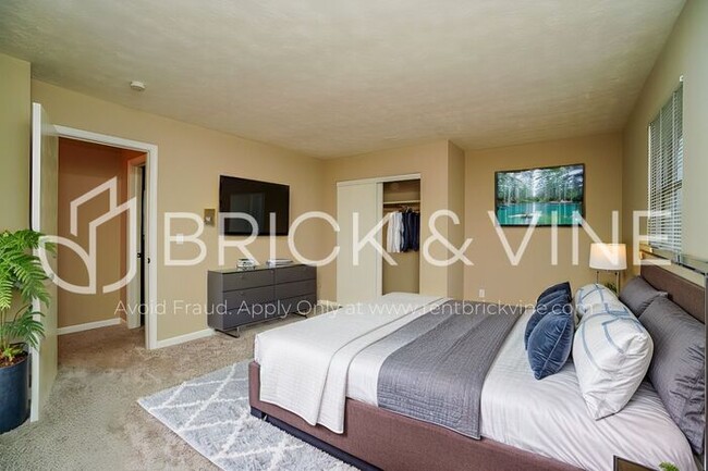 Building Photo - 463 Sherwood Downs S