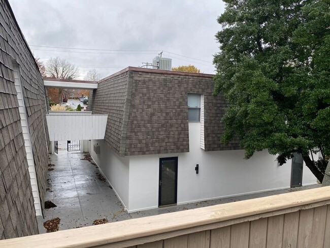 Building Photo - Large 2 Bed 2.5 Bath Apt in Green Hills - ...