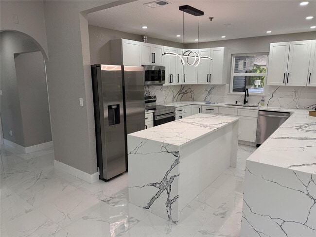 Building Photo - 603 N Sunset Ave