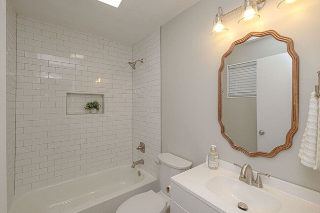 Building Photo - Newly Renovated - Move In Ready Home! 5 Bedrooms 3 Bathrooms