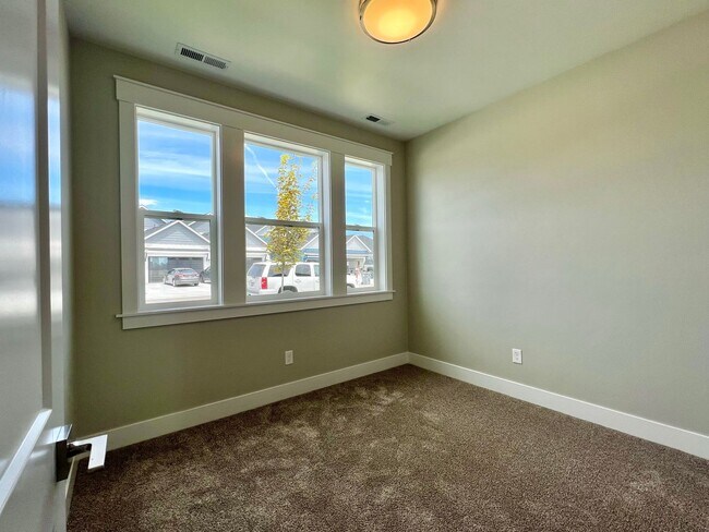 Building Photo - 4 Bedroom 3 Bath New Star Development